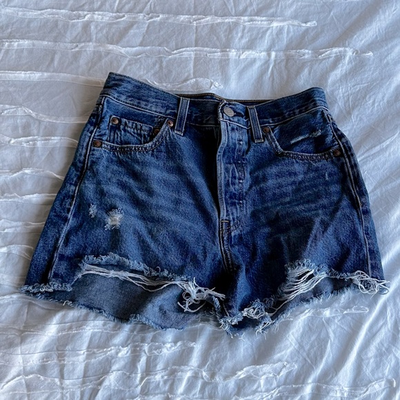 Levi’s Ribcage Shorts - Picture 2 of 4